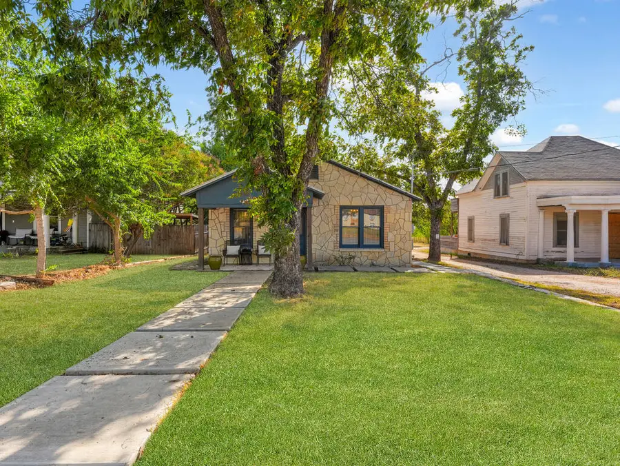 621 S Washington St, Fredericksburg, TX 78624 - #3