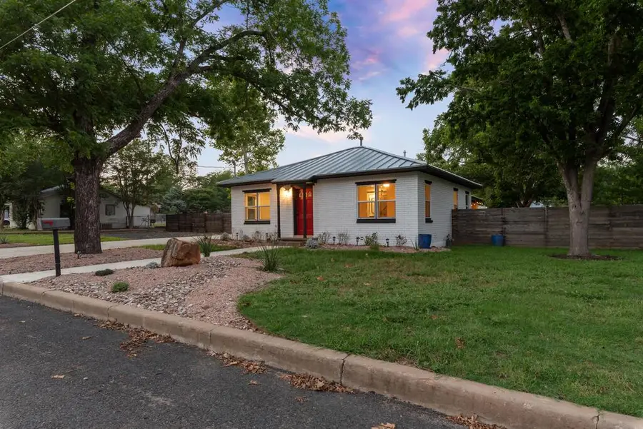 318 W Hackberry St, Fredericksburg, TX 78624 - #2