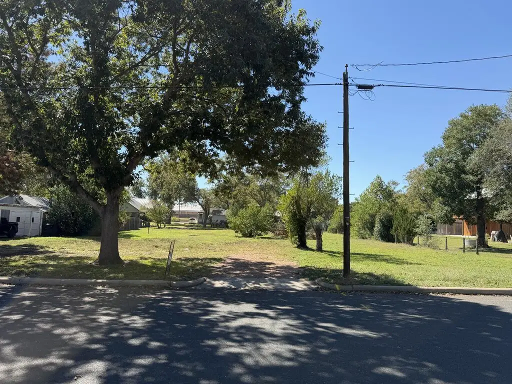 211 W Centre St, Fredericksburg, TX 78624 - #1