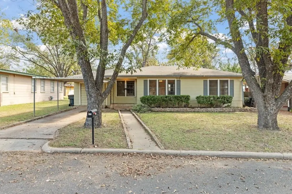 605 N Pine St, Fredericksburg, TX 78624 - #1