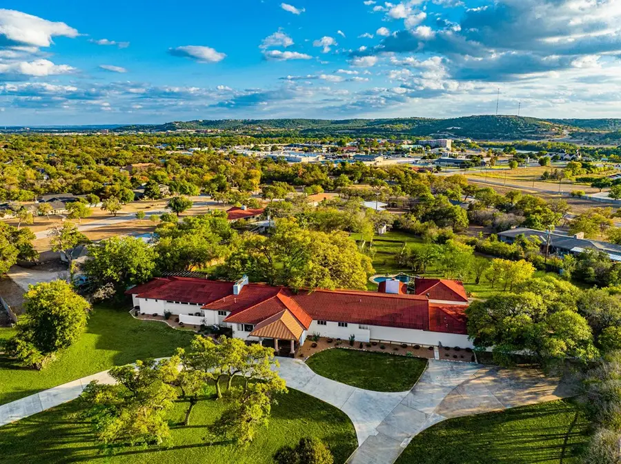 1217 Virginia Dr, Kerrville, TX 78028 - Image #2