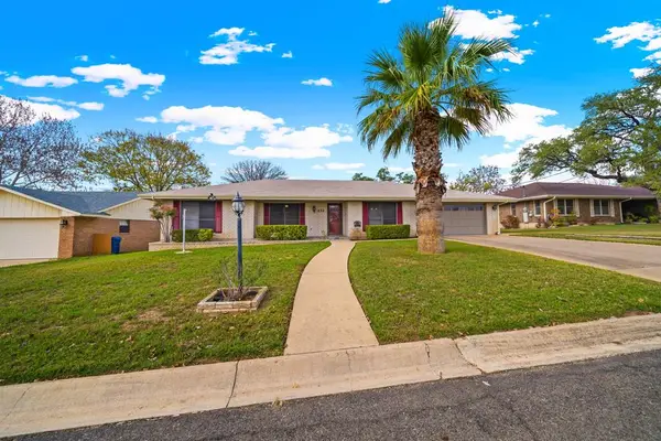 132 W Caribou Dr, Kerrville, TX 78028