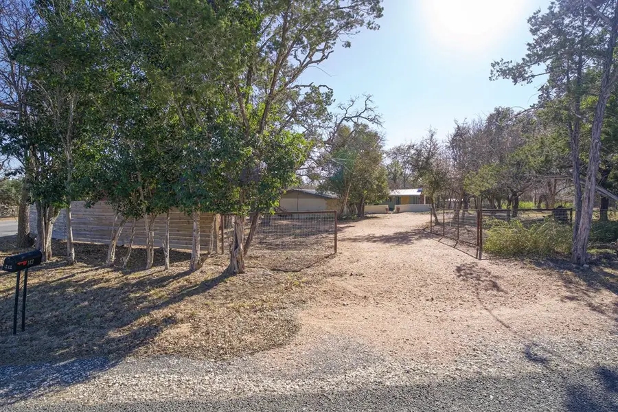142 N Royal Oaks Dr, Kerrville, TX 78028 - Image #3