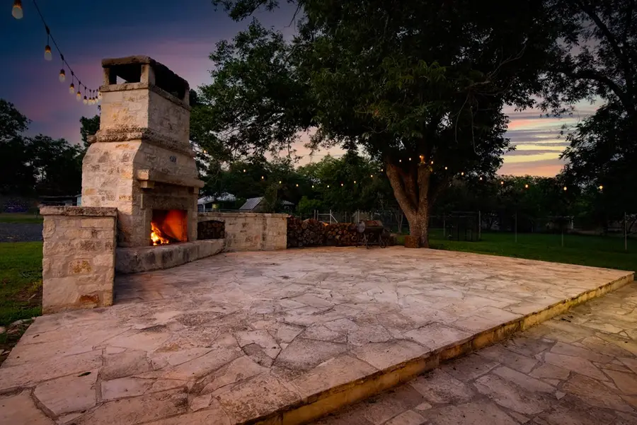 318 W Hackberry St, Fredericksburg, TX 78624 - Image #2