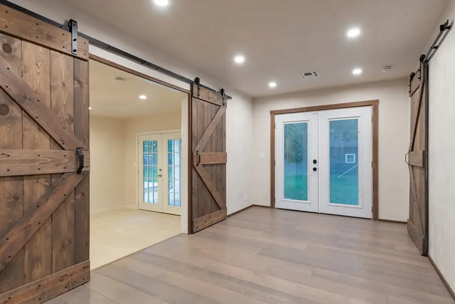 318 W Hackberry St, Fredericksburg, TX 78624 - Image #3