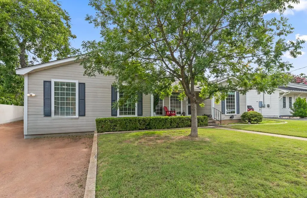 304 E Hackberry St, Fredericksburg, TX 78624 - Image #1