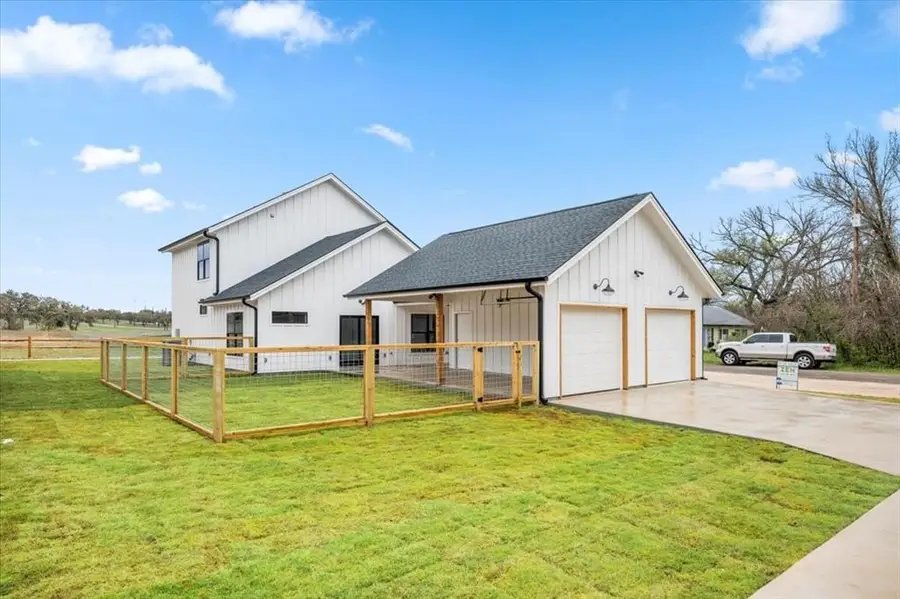 203 N Avenue J, Johnson City, TX 78636 - Image #2