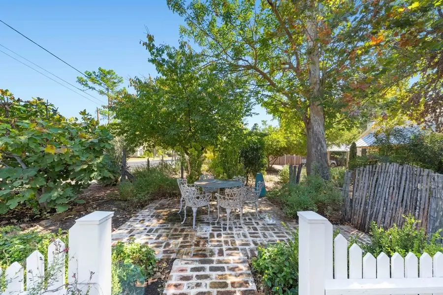 105 E Centre St, Fredericksburg, TX 78624 - Image #2