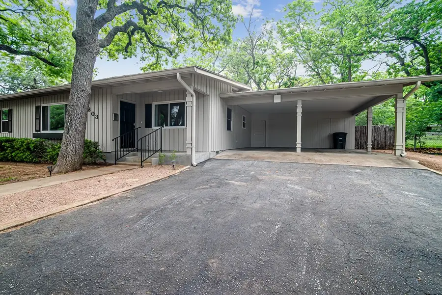 803 W Travis St, Fredericksburg, TX 78624 - #2