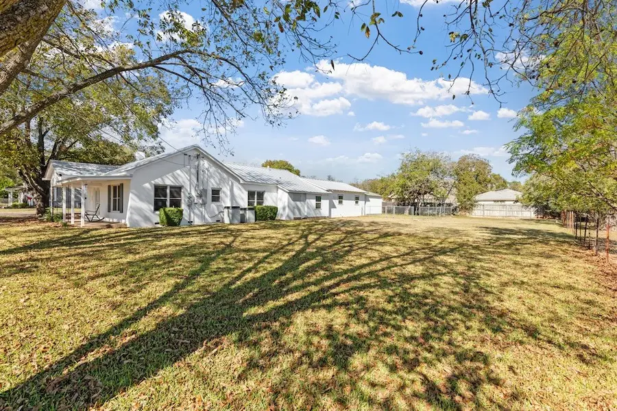 802 Apple St, Fredericksburg, TX 78624 - Image #2