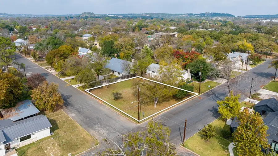 212 E Hackberry St, Fredericksburg, TX 78624 - Image #2