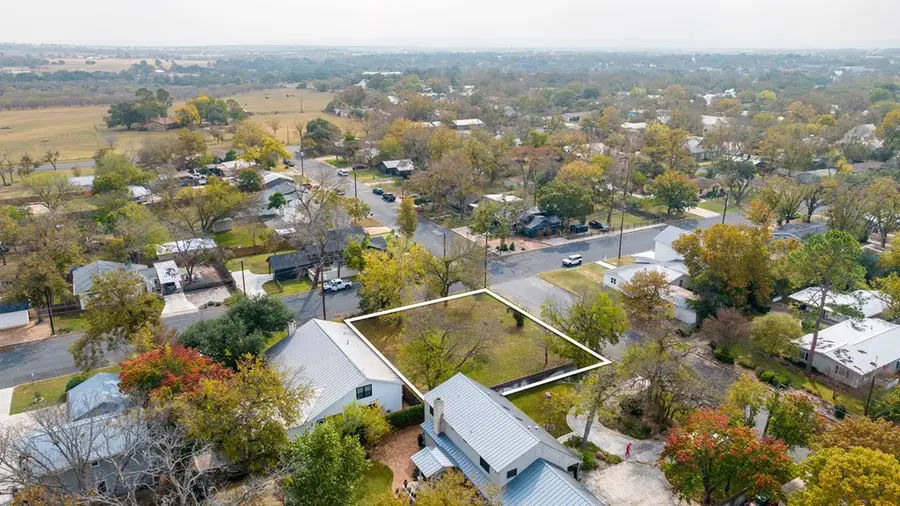 212 E Hackberry St, Fredericksburg, TX 78624 - Image #3