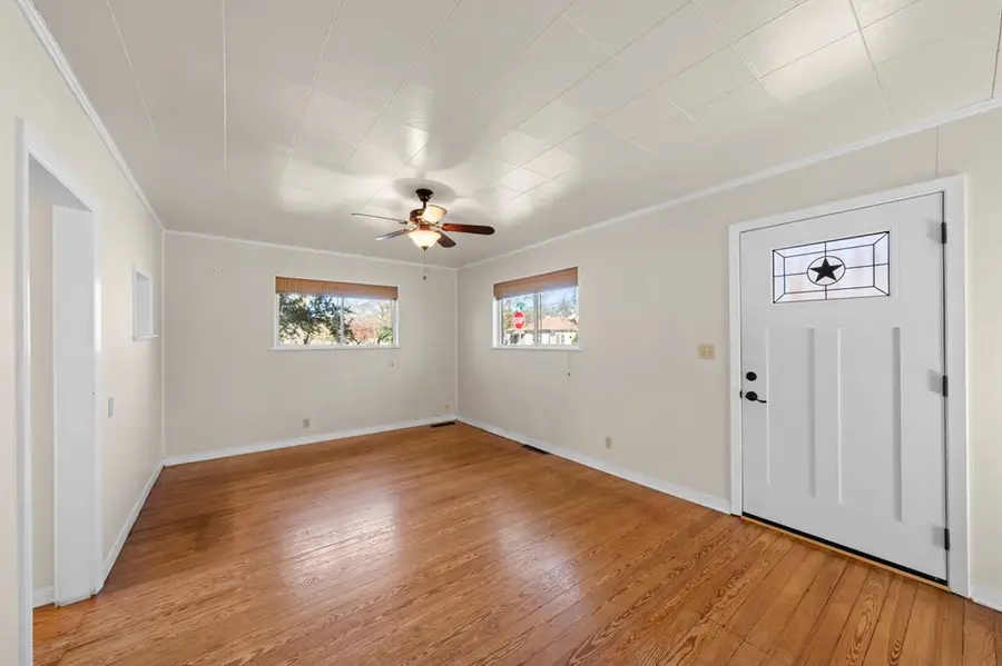 401 E Morse St, Fredericksburg, TX 78624 - Image #2