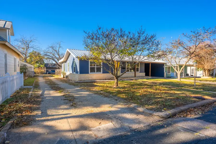 309 W College St, Fredericksburg, TX 78624 - Image #2