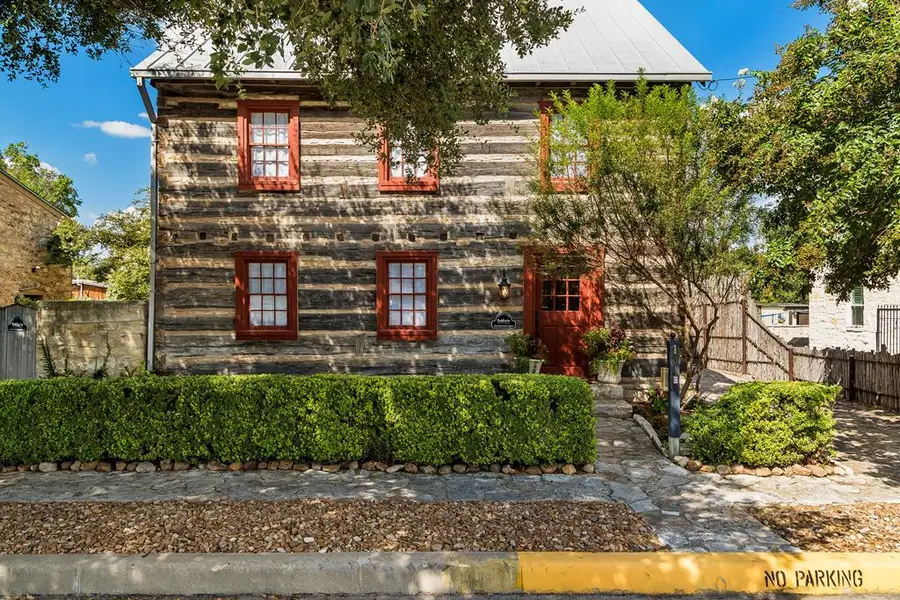 104 E Austin St #B, Fredericksburg, TX 78624 - Image #2