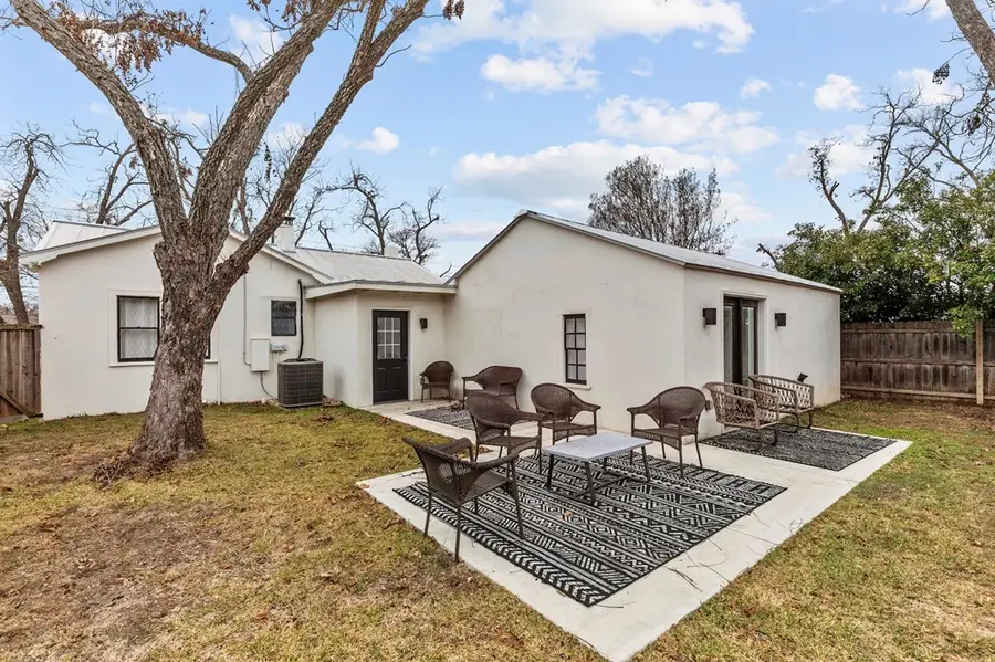 328 W Morse St, Fredericksburg, TX 78624 - #3