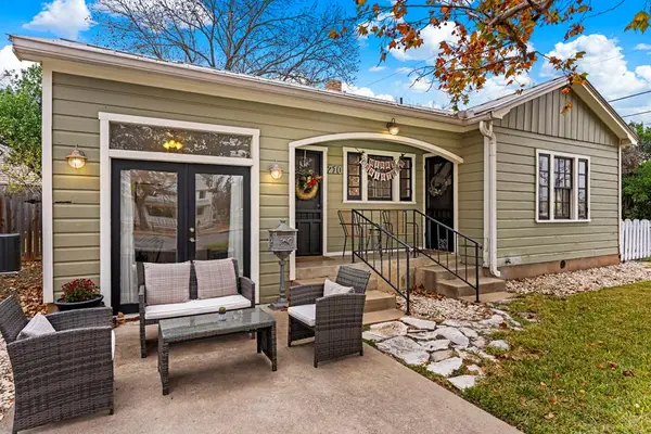 210 N Acorn St, Fredericksburg, TX 78624