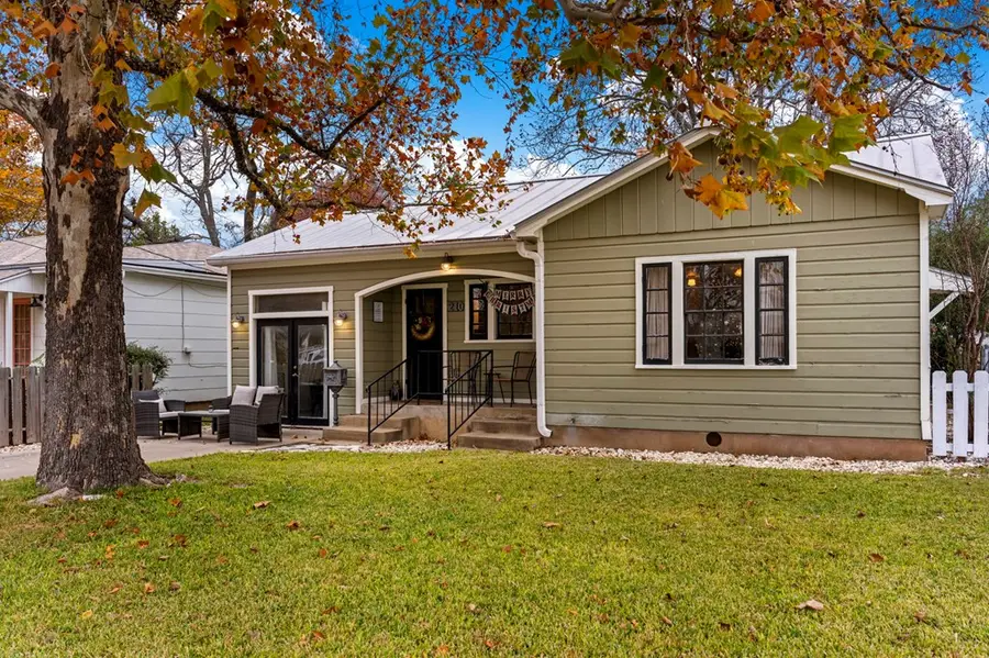 210 N Acorn St, Fredericksburg, TX 78624 - Image #2