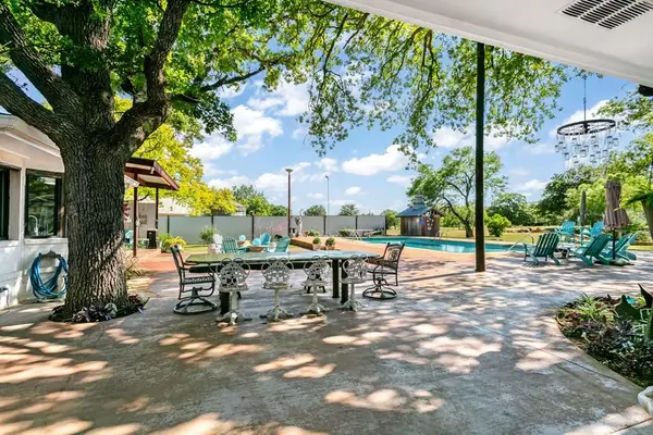 702 S Eagle St, Fredericksburg, TX 78624