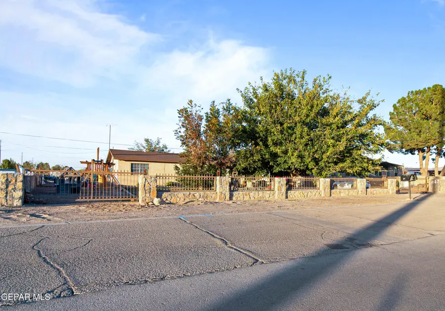 171 Holguin, Vinton, TX 79821 - Image #2