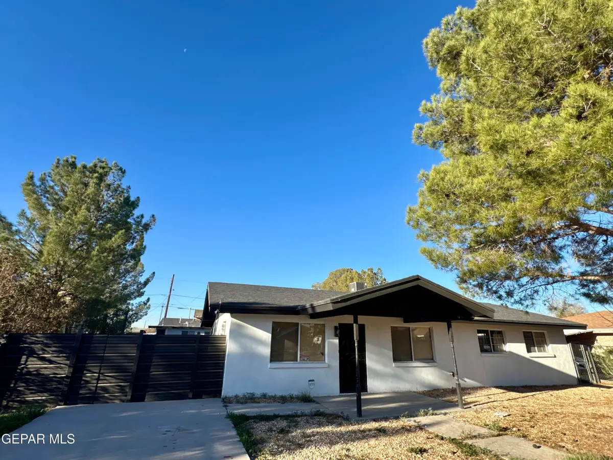 10736 Donna Marie Drive, Socorro, TX 79927 - Image #1