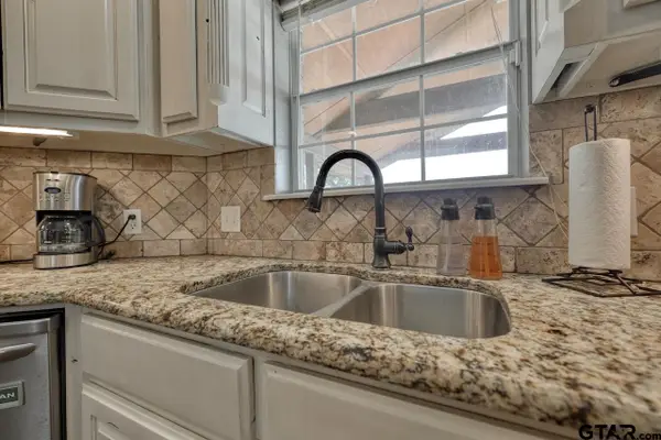 504 Lilly Ln, Bullard, TX 75757