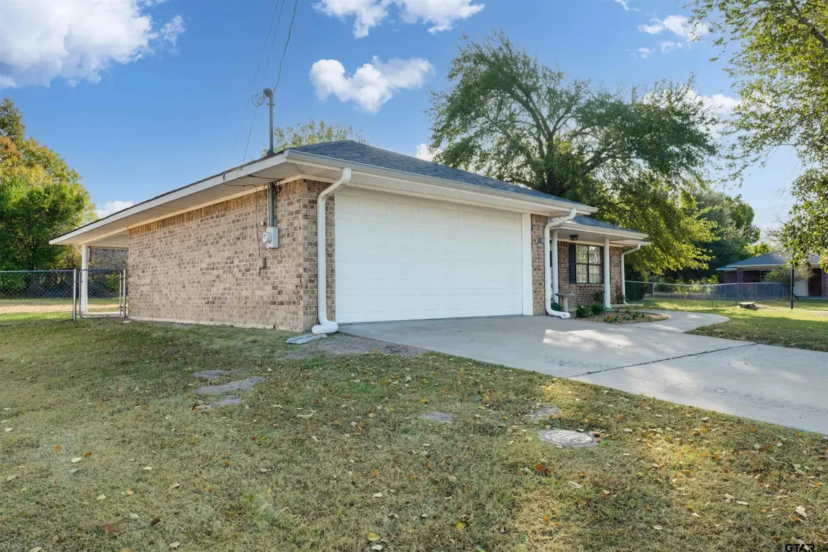 216 Thomas Rd, Palestine, TX 75803 - Image #1