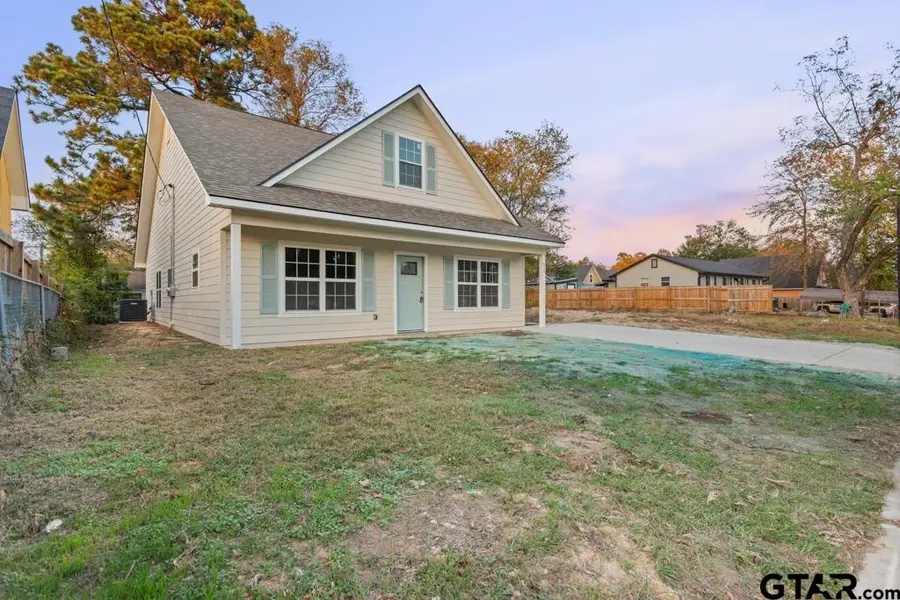 214 W Hurley Ave, Gladewater, TX 75647 - Image #2