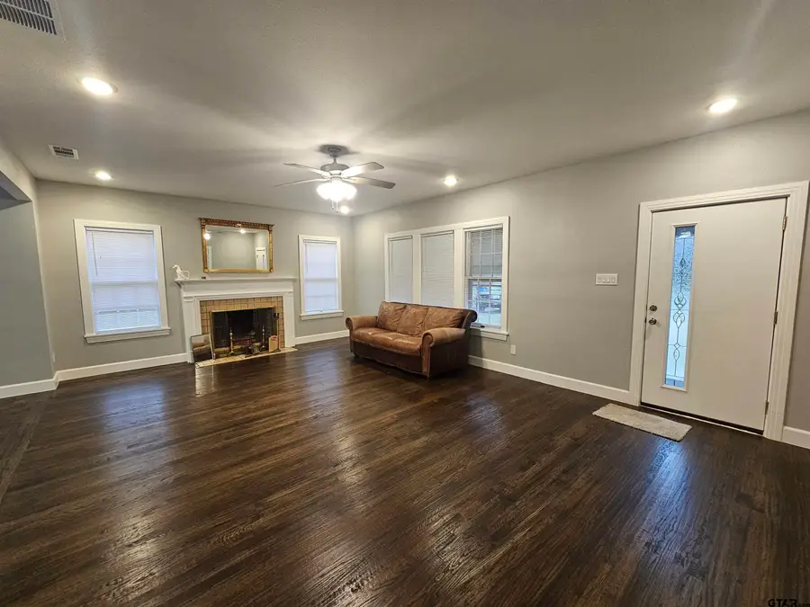 959 N Marshall St, Henderson, TX 75652 - #3