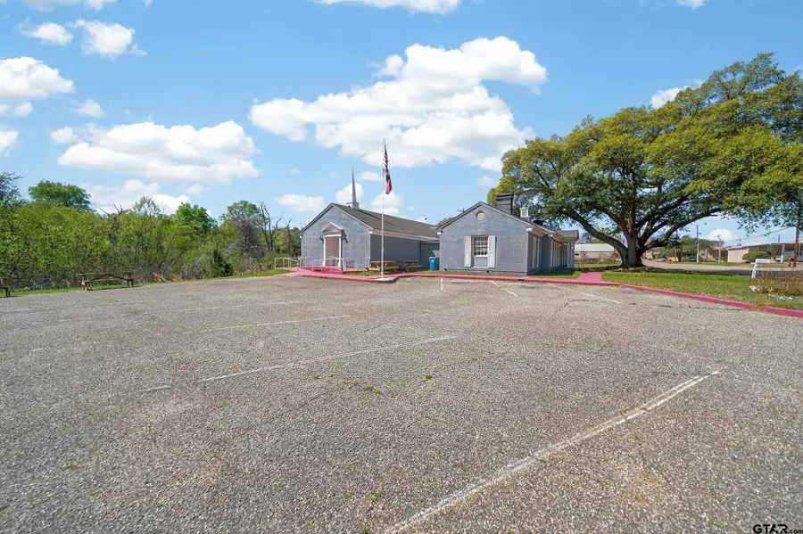 302 E South, Overton, TX 75684 - #2