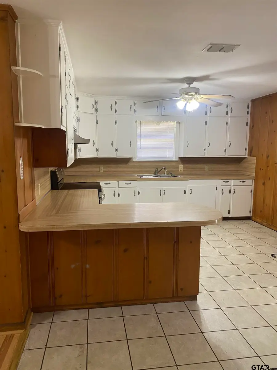 606 S Boyd St, Lindale, TX 75771 - #3