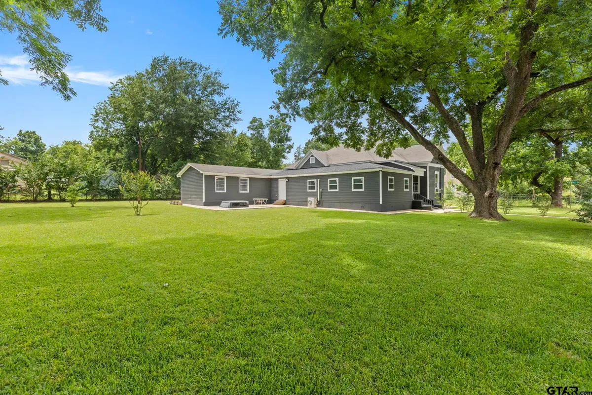 1419 N Sycamore St, Palestine, TX 75801 - #1