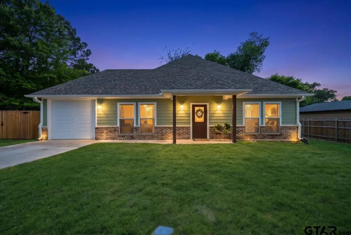 412 Crosby St, Lindale, TX 75771 - #1