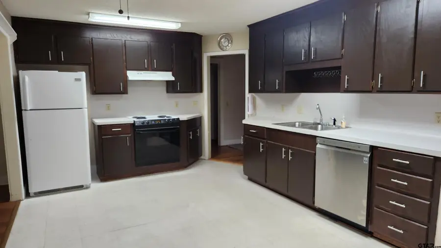 205 N Hubbard, Omaha, TX 75571 - #3