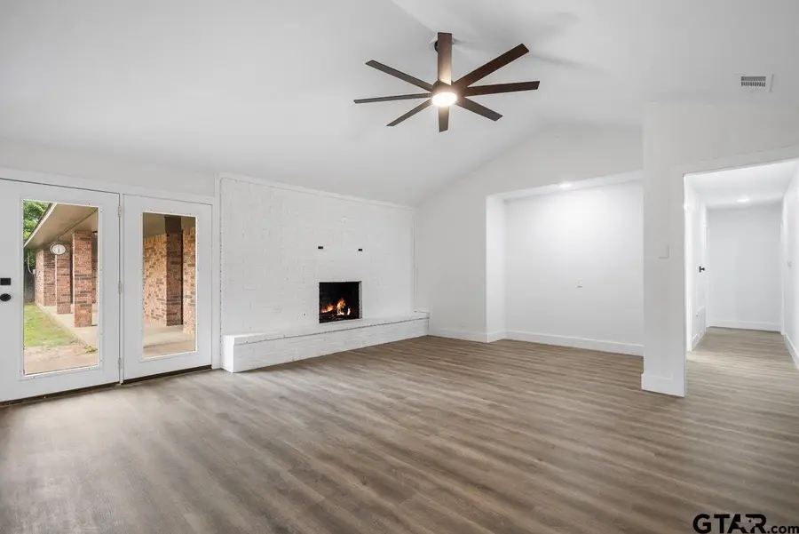 3007 Royal Dr., Kilgore, TX 75662 - #3