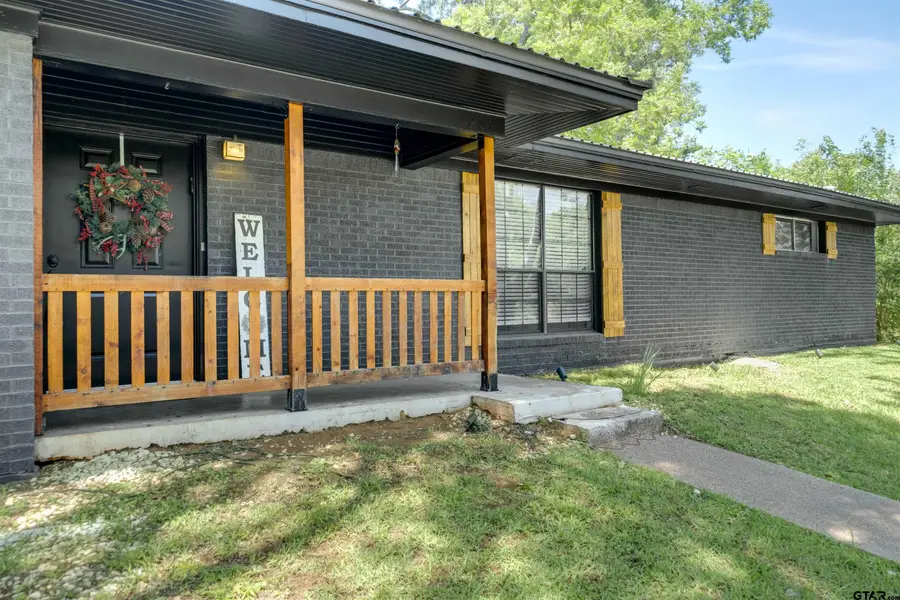 207 Lakeshore Dr., Palestine, TX 75801 - #2