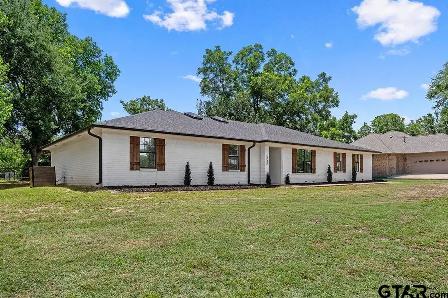 225 Francis Dr, Lindale, TX 75771 - #2
