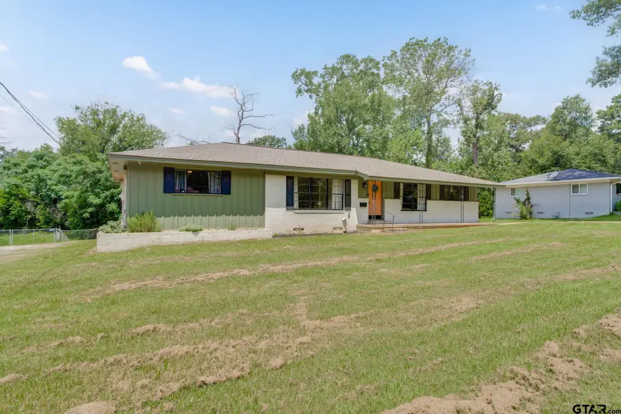 137 Gardner Dr, Palestine, TX 75803 - #2