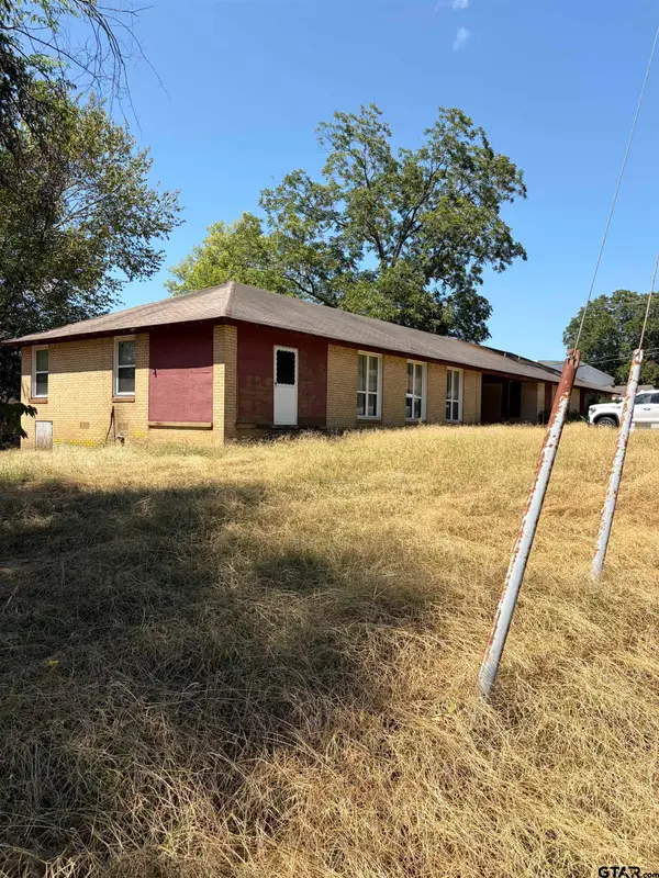 215 Ochiltree, Daingerfield, TX 75638