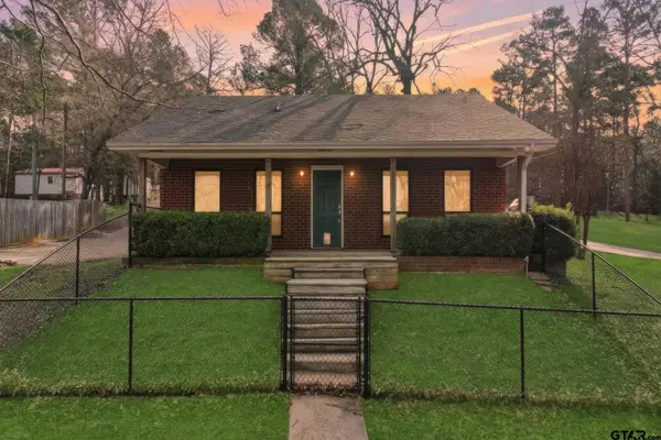 3075 E Lake Dr, Gladewater, TX 75647