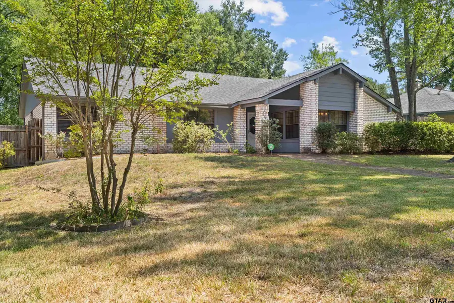 5820 Foxcroft Rd., Tyler, TX 75703 - #2