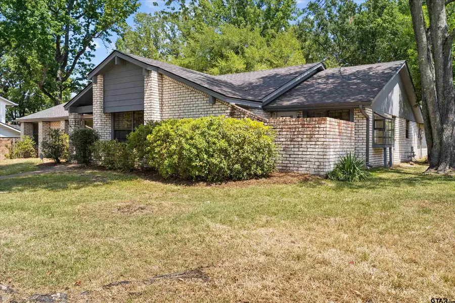 5820 Foxcroft Rd., Tyler, TX 75703 - #3