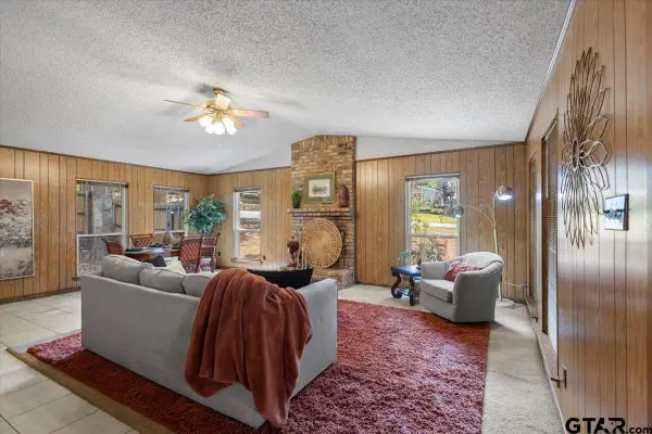 207 Grass Knoll Drive, Hideaway, TX 75771