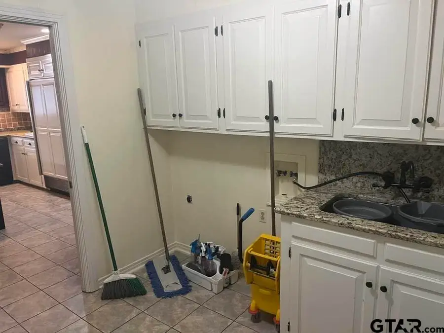 1398 W Gay Avenue, Gladewater, TX 75647 - #2