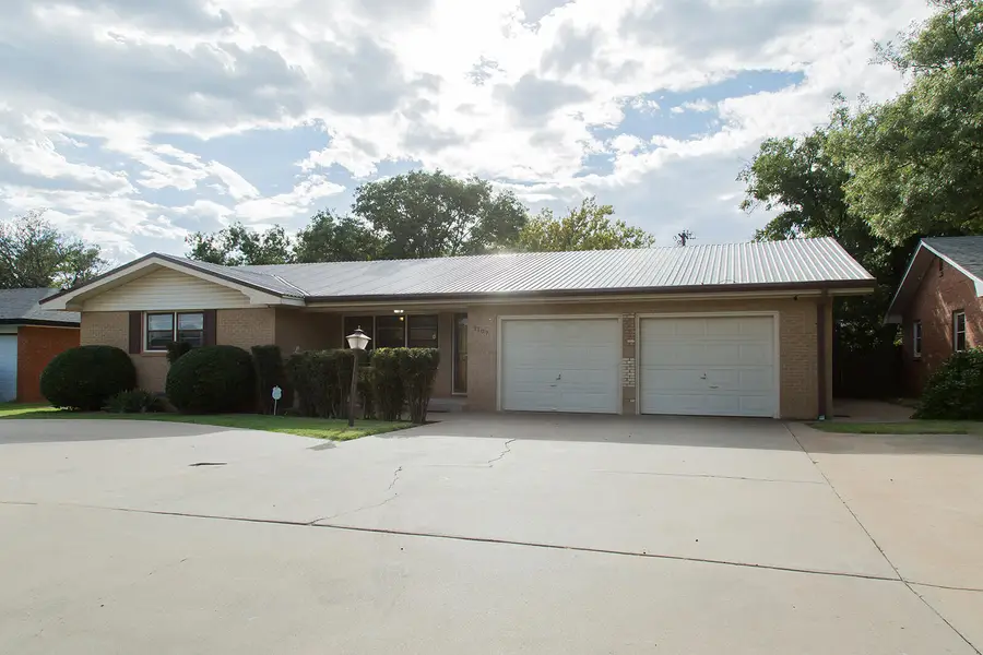 1107 Ennis Street, Plainview, TX 79072 - Image #2