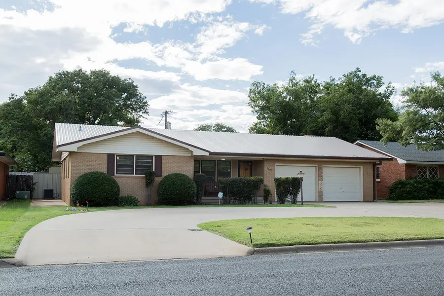1107 Ennis Street, Plainview, TX 79072 - Image #3