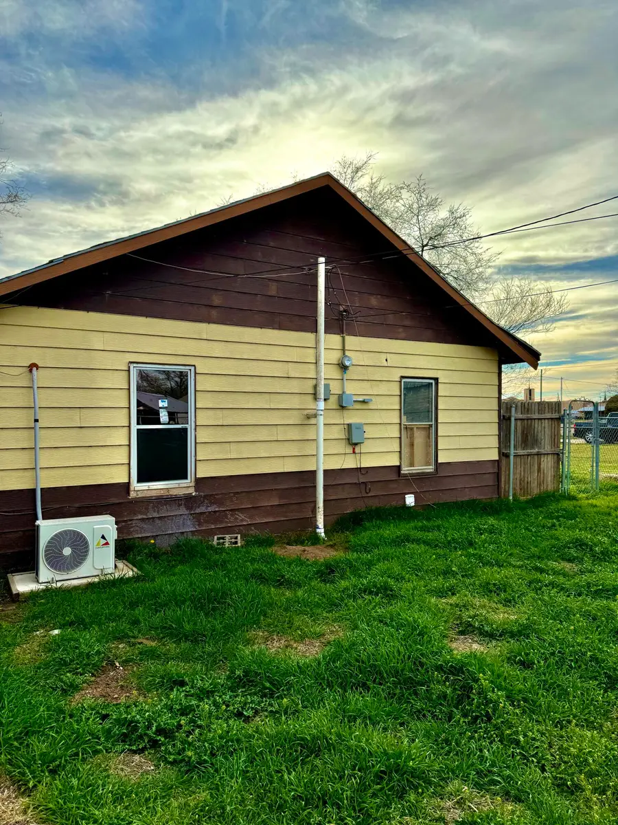 230 E Panhandle Avenue, Slaton, TX 79364 - Image #2