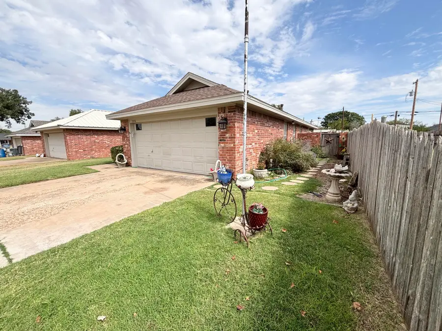 306 Avenue M, Abernathy, TX 79311 - Image #2