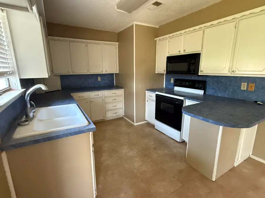 106 E Cragin Street, Levelland, TX 79336 - #2