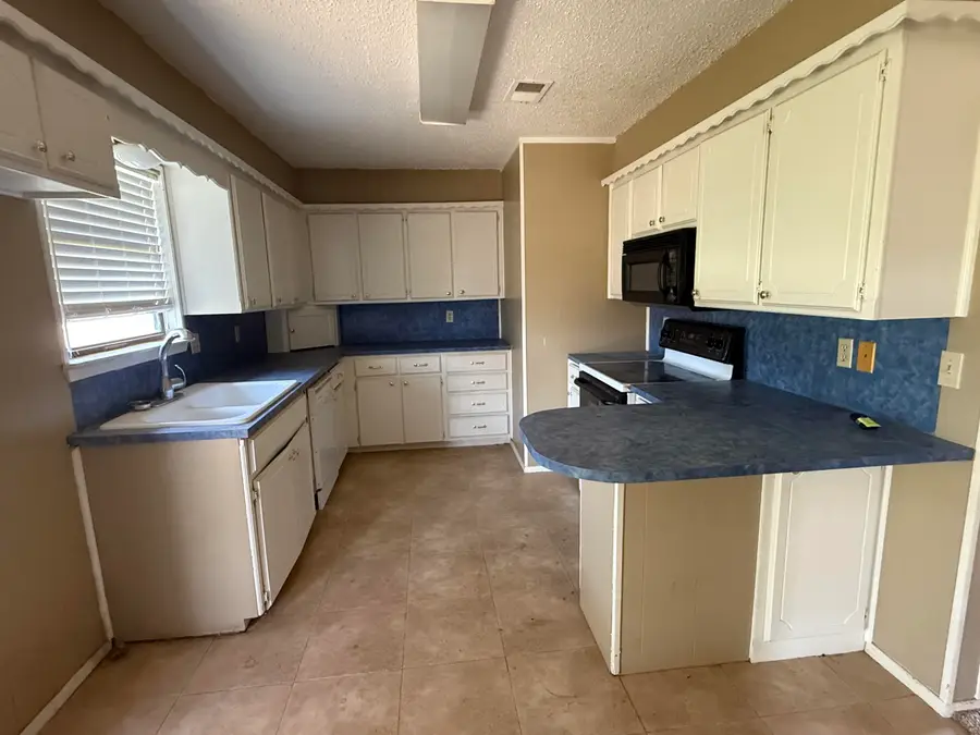 106 E Cragin Street, Levelland, TX 79336 - #3